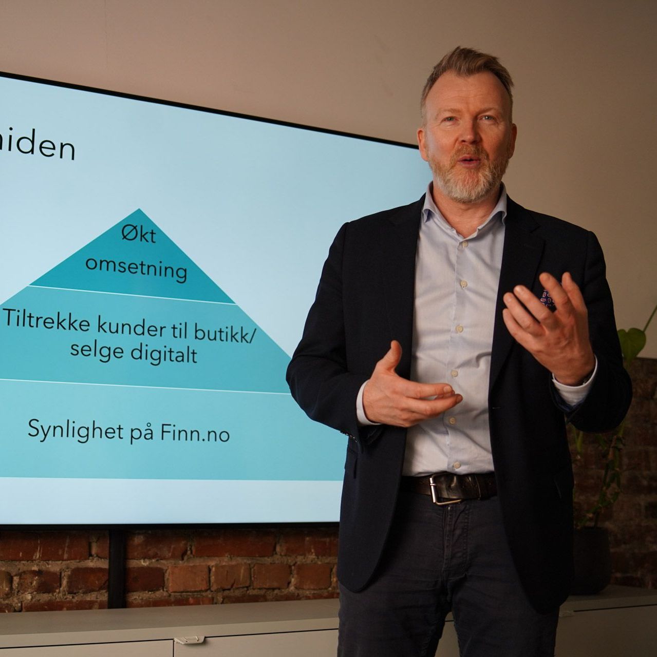 Kenneth Opsahl holder salgstrening for et B2B-team