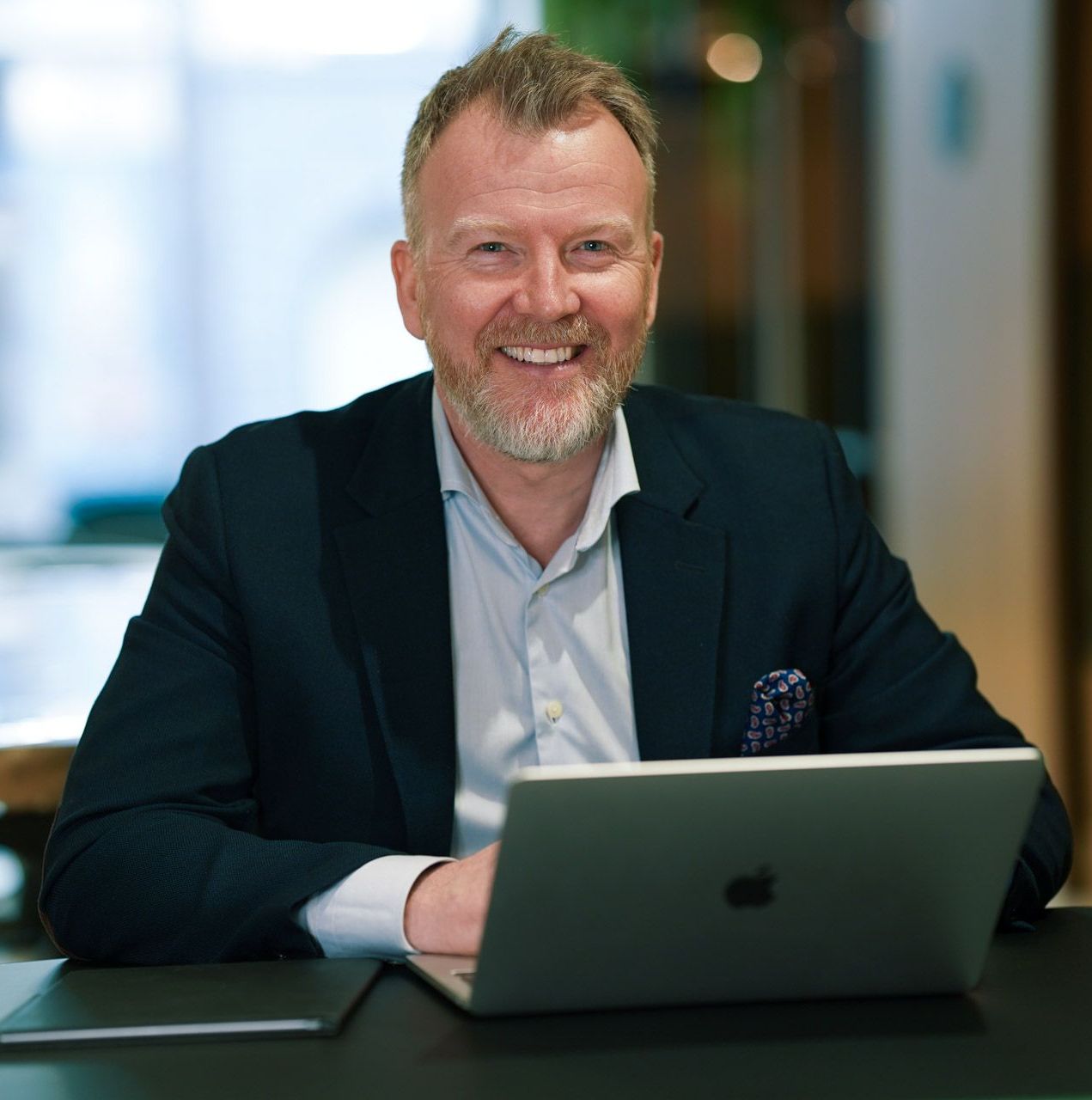 Kenneth Opsahl i arbeid med en kunde