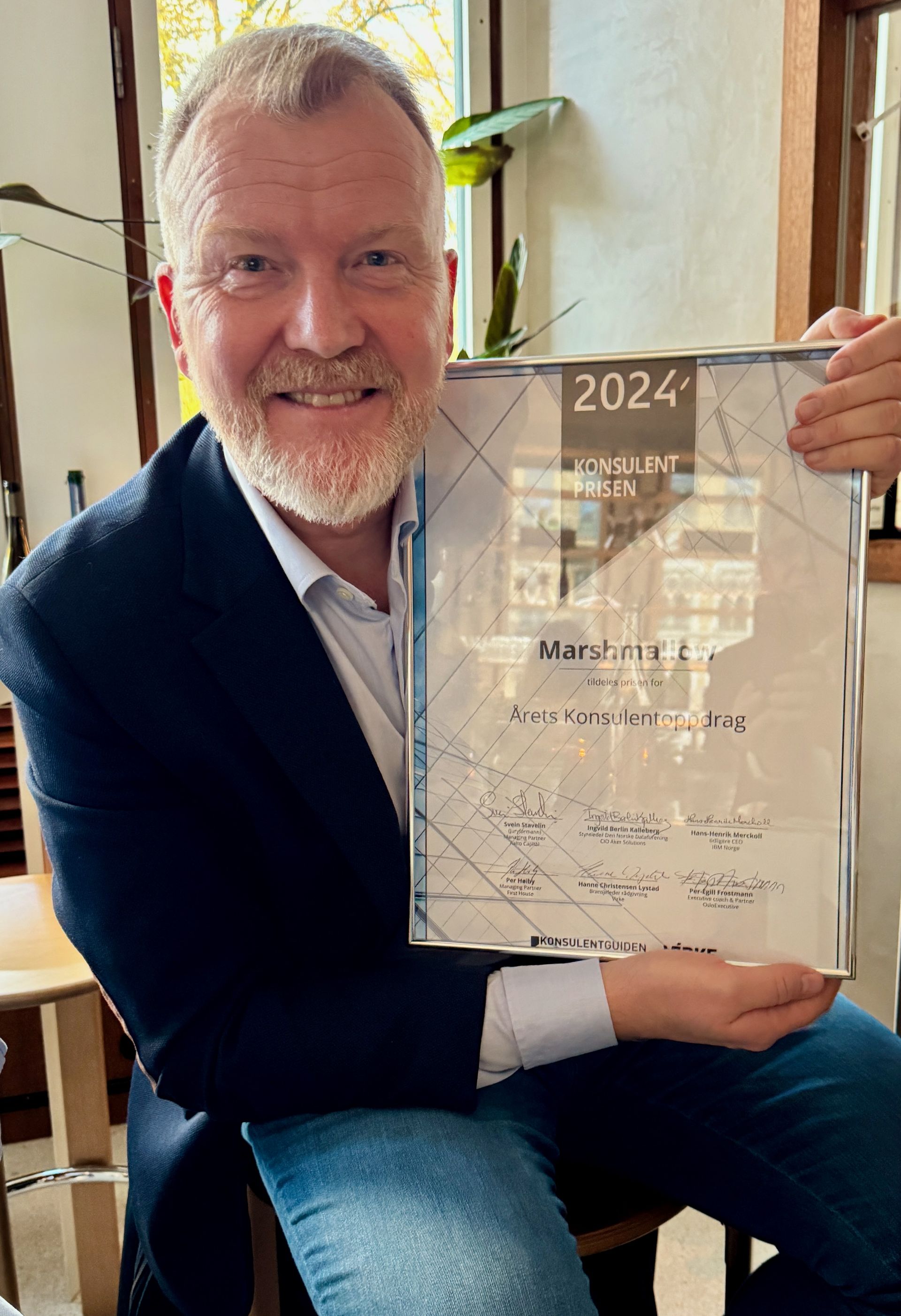 Kenneth Opsahl med diplomet for Konsulentprisen 2024, tildelt av Virke og Konsulentguiden for samarbeidet med Würth Norge